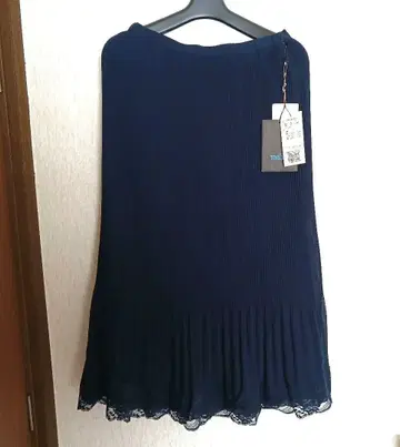 Bellesafena 네이비 플리츠 타이트 스커트