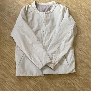 DESCENTE 버튼 달린 자켓 크림