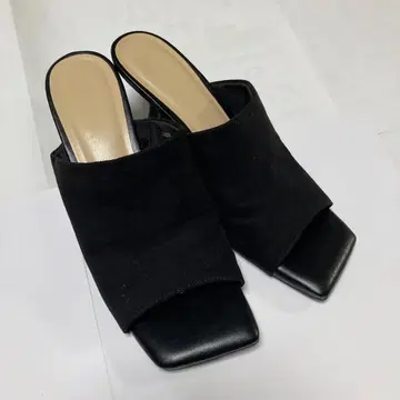 블랙 스웨이드풍 뮬 중간 굽