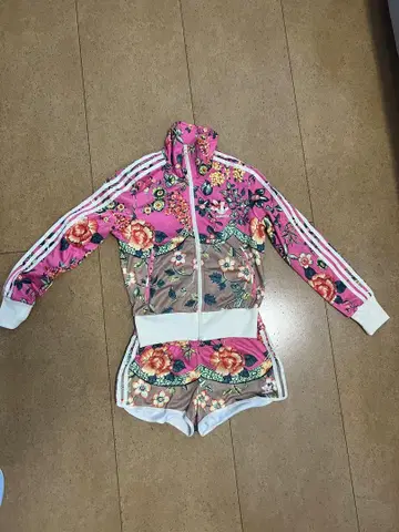 adidas 꽃무늬 저리 셋업 M 사이즈