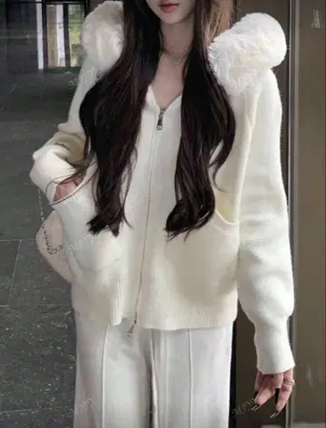 택없는 새상품 복슬복슬 퍼 포켓 부착 니트 후드티 화이트