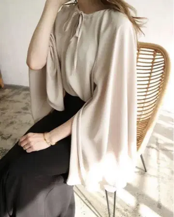 [ acka ] 플레어 슬리브 슬릿 상의