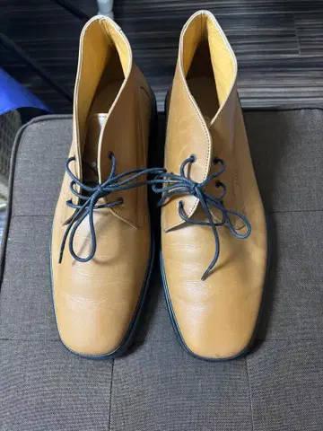 [ 새상품급 ] BALLY 베이지 처카 부츠 고무 밑창