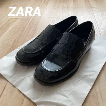 ZARA 블랙 에나멜 로퍼 24cm