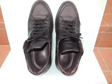 가죽 소재 블랙 스니커즈 25.5cm
