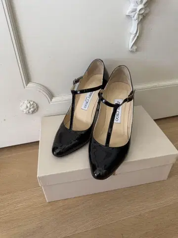 지미추 블랙 에나멜 T 스트랩 하이힐