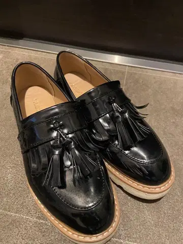 프린지 장식 통굽 로퍼 블랙