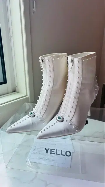 YELLO 화이트 스파이크 부츠