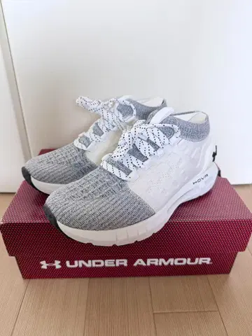 UNDER ARMOUR HOVR 그레이/화이트 스니커즈
