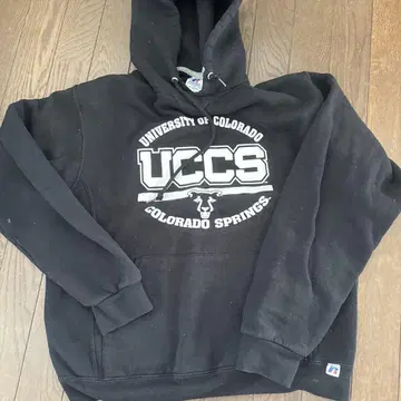 UCCS 블랙 후드티 Russell