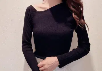 [ 새상품급 ] 비대칭 데콜테 리브 니트 프레이 아이디
