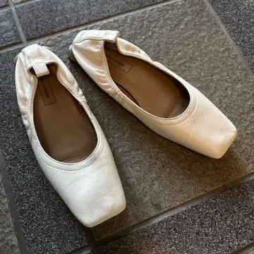 Cadence Odette 아이보리 플랫슈즈