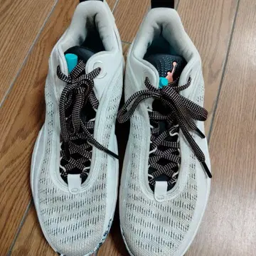 화이트/블랙 스니커즈