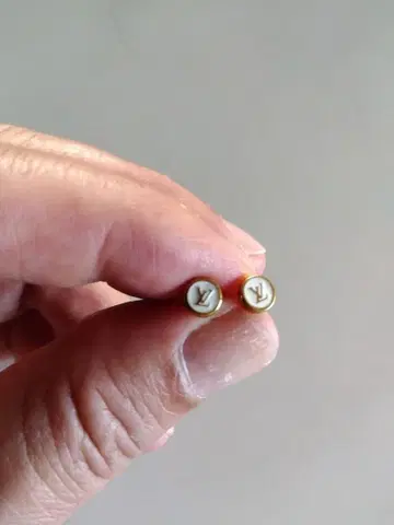 골드 LV 로고 귀걸이 약 1cm