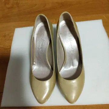 긴자 카네마츠 베이지 플레인 펌프스 23cm