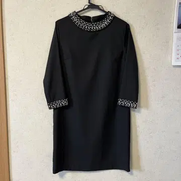 비즈 장식 블랙 무릎 기장 원피스