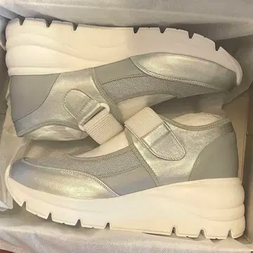 새상품 M 사이즈 ing 잉그 통굽 메쉬 스트랩 스니커즈 실버