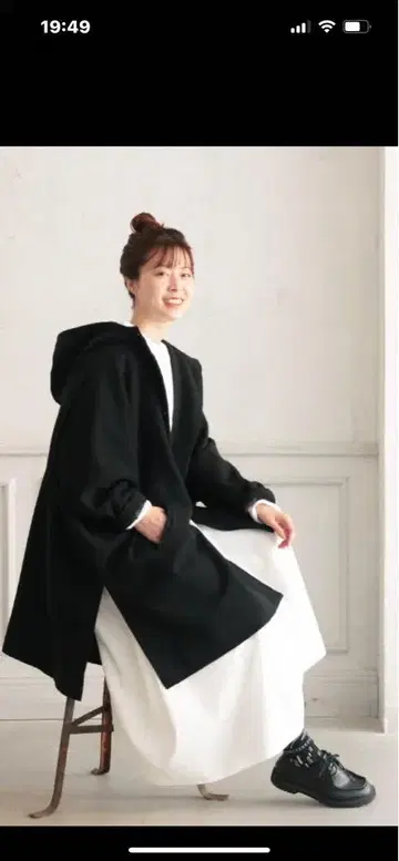 후드 부착 블랙 판초 코트