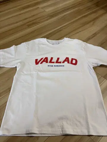 valladT 셔츠 IO 착용