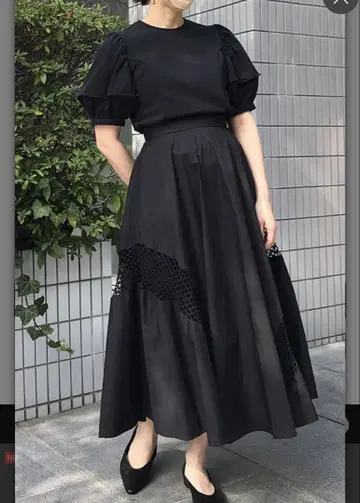 EZUMi 에즈미 블랙 퍼프 슬리브 블라우스