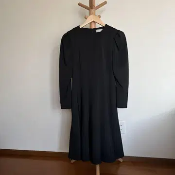 CELFORD 블랙 무릎 기장 원피스 긴팔