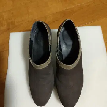 브라운 스웨이드풍 부티 지퍼 포함