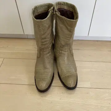 베이지 가죽 하프 부츠 사이드 지퍼 부착