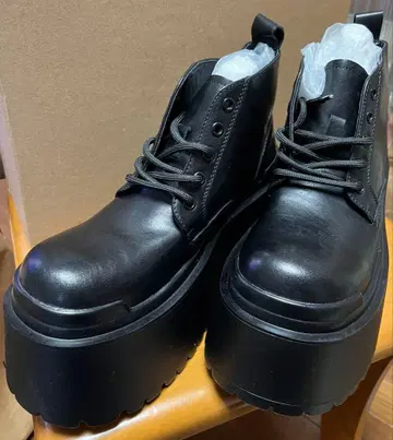 통굽 블랙 가죽 부츠