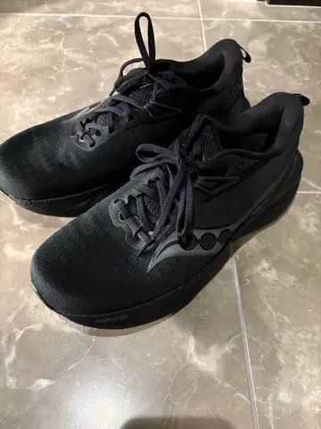 Saucony 블랙 스니커즈