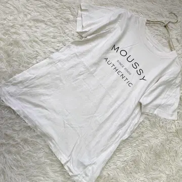 MOUSSY 로고 프린트 T셔츠 화이트 F 캐주얼 심플