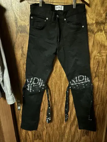 KDILL 블랙 스키니 팬츠 무릎 장식