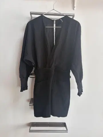 Zara 블랙 미니 원피스 V넥 긴팔 백오픈