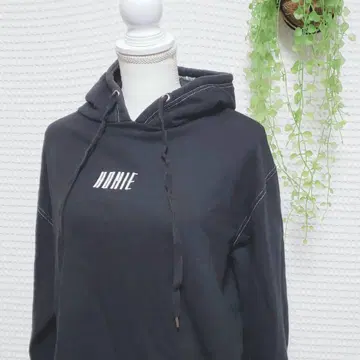 uetie (M) 원 포인트 풀다운 후드티 블랙