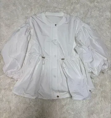 Te chichi 벌룬 슬리브 페플럼 블루종 화이트