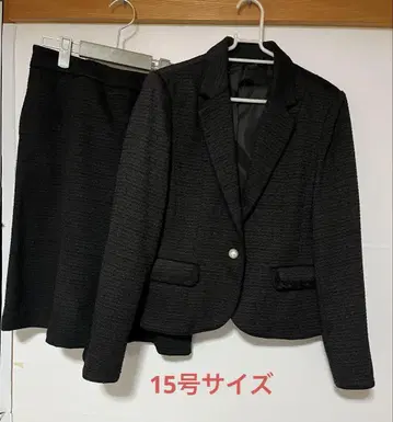 블랙 자켓과 스커트 세트