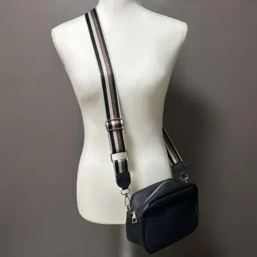 블랙 숄더백 스트라이프 디자인