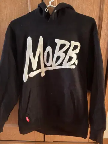 MOBB 로고 블랙 후드 맨투맨