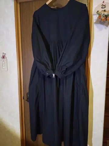 블랙 긴팔 롱 원피스 개더