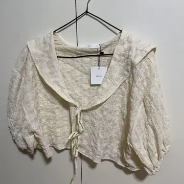 amr. 아이보리 벌룬 슬리브 셔츠