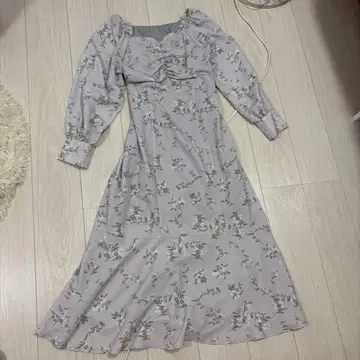 연보라색 플라워 프린트 긴팔 원피스