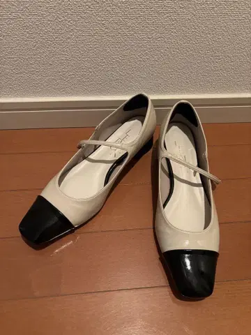 르 탈론 화이트/블랙 토캡 펌프스