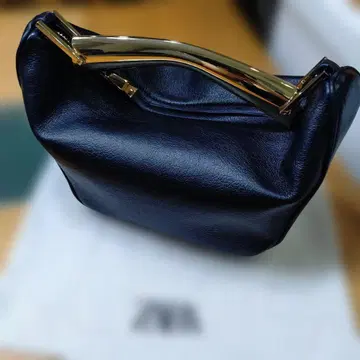 ZARA 블랙 컬러 백 [ 금속제 핸들 ]