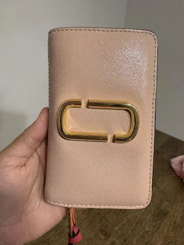 Marc Jacobs 핑크색 접이식 지갑 골드 금장 장식 포함