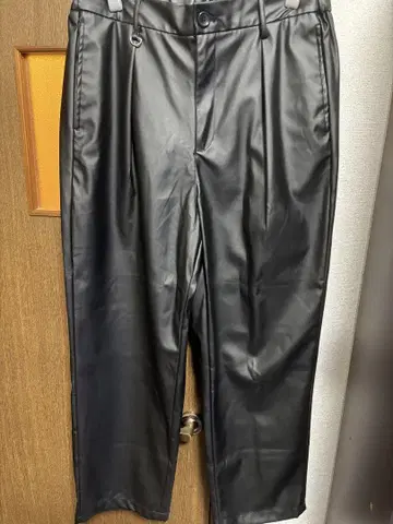 합성 피혁 와이드 팬츠 블랙