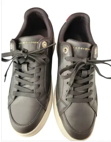 TOMMY HILFIGER 블랙 스니커즈