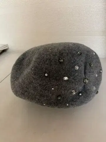 스톤이 달린 그레이 베레모