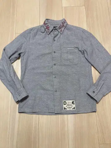 The SoftMachine 옷깃 자수 셔츠 그레이