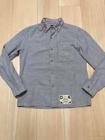 The SoftMachine 옷깃 자수 셔츠 그레이