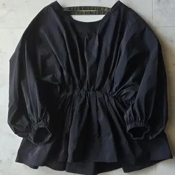 엘렌딕 볼륨 개더 페플럼 블라우스 블랙