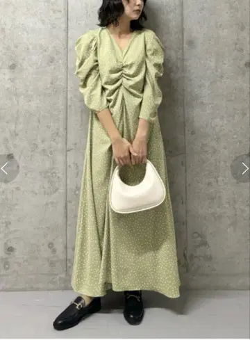 V넥 턱 개더 도트 원피스 Mila Owen